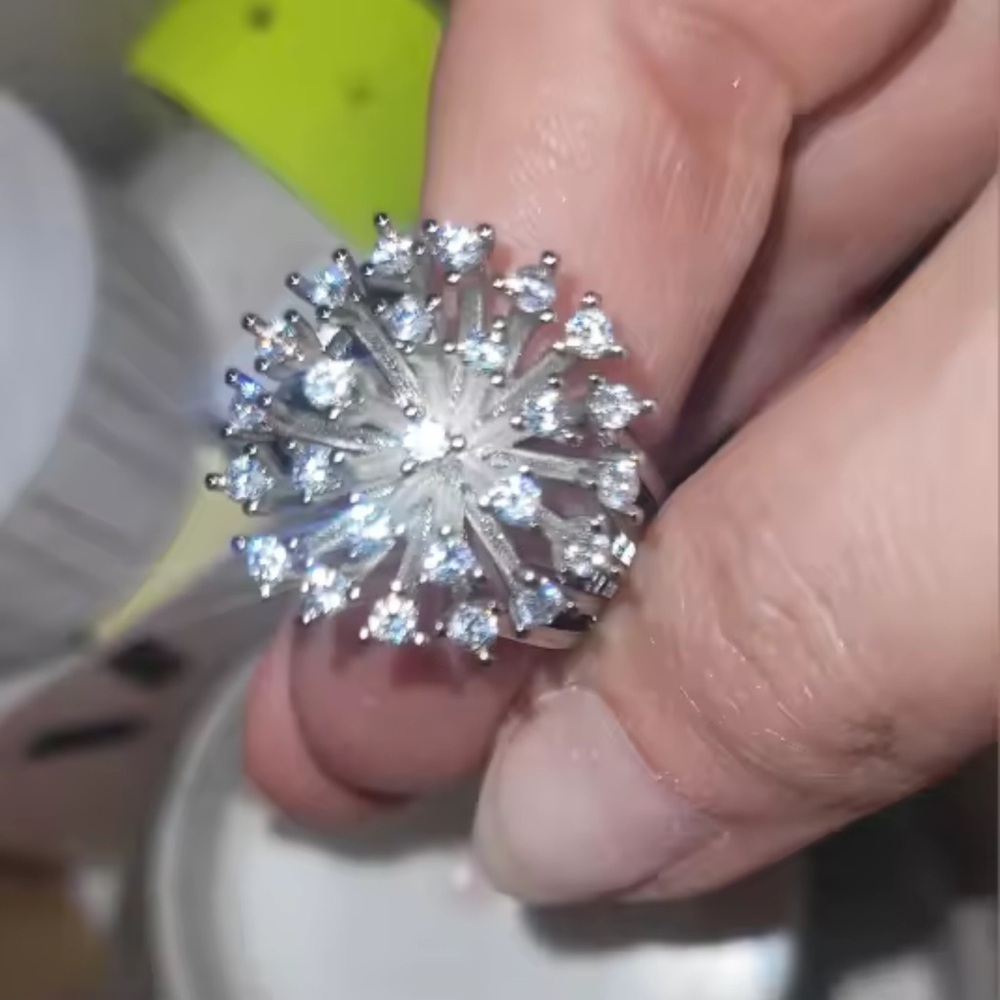 Radiant Diamond Starburst Ring – Luxury Silver & Crystal Statement Piece - Picture 7 of 10